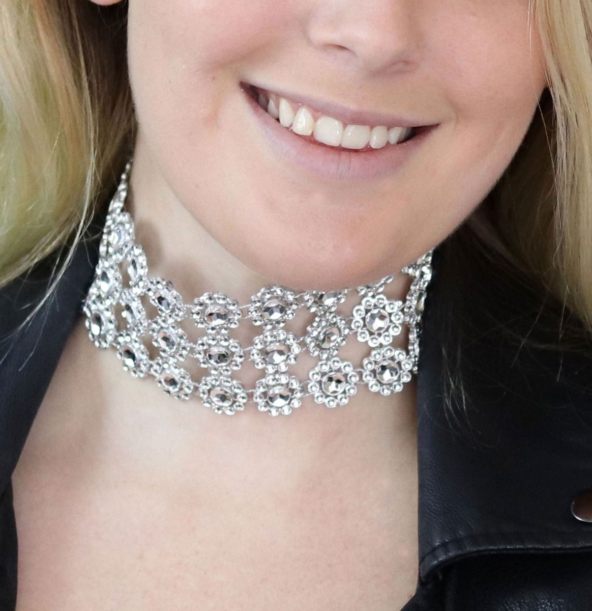 Vintage Hollow Flower Necklace Women